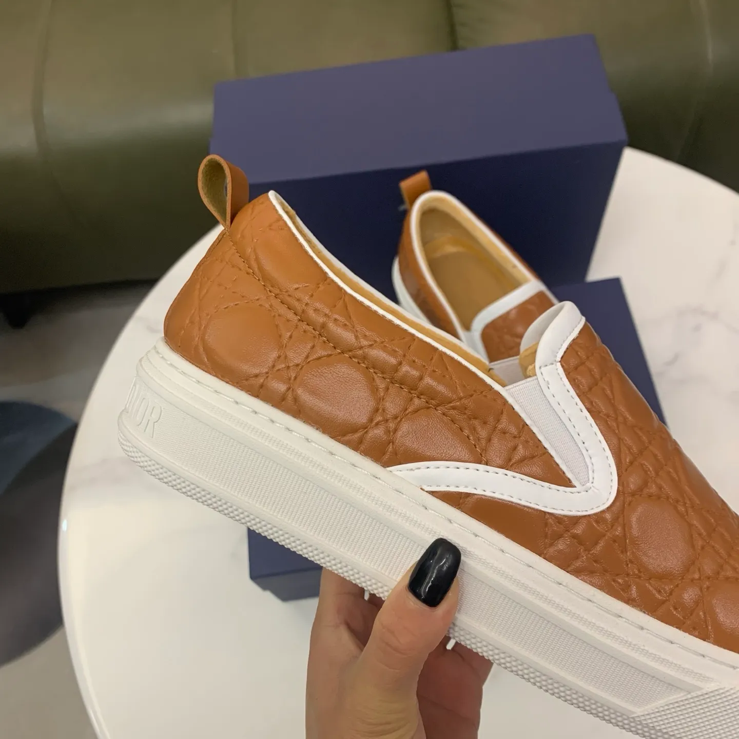 Men's men's shoes 💰400 [New style] 🧁🧁 Dior (velvet lining and leather lining are preferred when ordering) D's new product is on the market, full first-layer calfskin with embroidered classic diamond pattern D's craftsmanship, high-end and classy, ​​comfortable on the feet, versatile to wear, full of three-dimensional sense, available in 4 colors: black, coffee, gray and khaki, size: 39-44 (45 can be customized, cannot be returned)